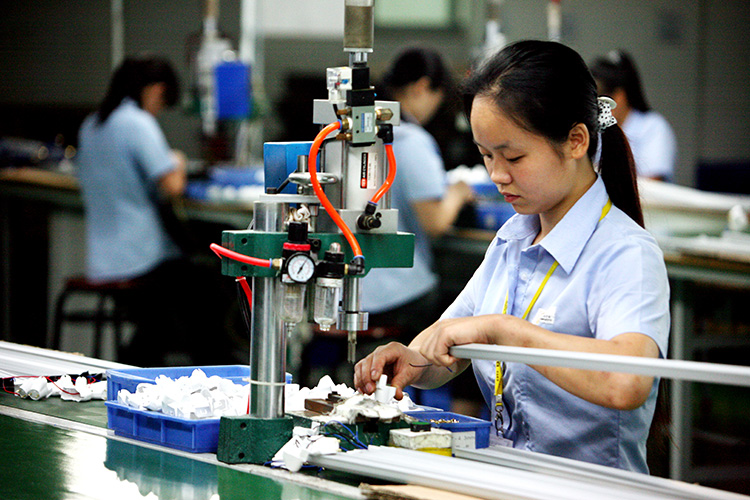 LED教室燈廠家(jiā)生產線