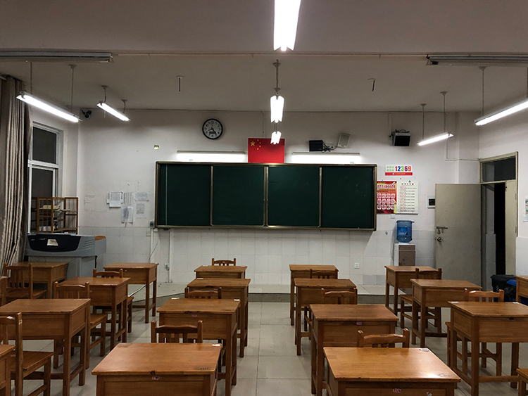 貴陽市觀山湖區第（dì）一高級中學護眼教室燈光改造（zào）前