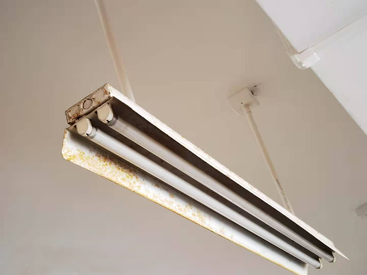 貴陽市觀山湖區第一高級中（zhōng）學護眼教室燈光改造（zào）前